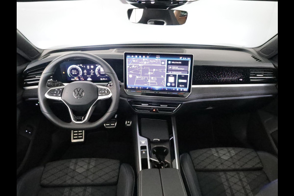 Volkswagen Passat Variant 1.5 eHybrid R-Line Edition 272 pk Automaat (DSG) | Verlengde garantie | Navigatie | Panoramadak | Trekhaak (wegklapbaar) | Parkeersensoren (Park assist) | Rondomzicht camera | Head-up display | Black Style pakket | R-Line |