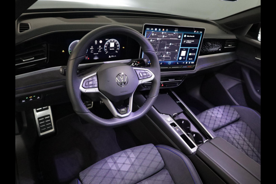 Volkswagen Passat Variant 1.5 eHybrid R-Line Edition 272 pk Automaat (DSG) | Verlengde garantie | Navigatie | Panoramadak | Trekhaak (wegklapbaar) | Parkeersensoren (Park assist) | Rondomzicht camera | Head-up display | Black Style pakket | R-Line |