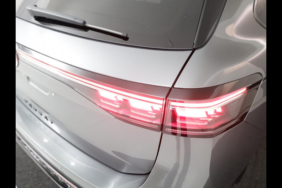 Volkswagen Passat Variant 1.5 eHybrid R-Line Edition 272 pk Automaat (DSG) | Verlengde garantie | Navigatie | Panoramadak | Trekhaak (wegklapbaar) | Parkeersensoren (Park assist) | Rondomzicht camera | Head-up display | Black Style pakket | R-Line |