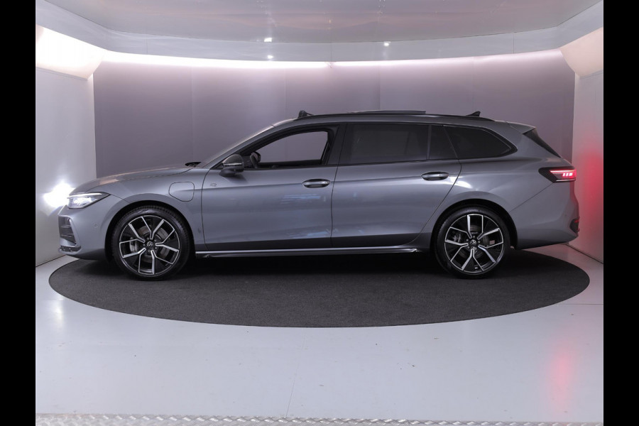 Volkswagen Passat Variant 1.5 eHybrid R-Line Edition 272 pk Automaat (DSG) | Verlengde garantie | Navigatie | Panoramadak | Trekhaak (wegklapbaar) | Parkeersensoren (Park assist) | Rondomzicht camera | Head-up display | Black Style pakket | R-Line |