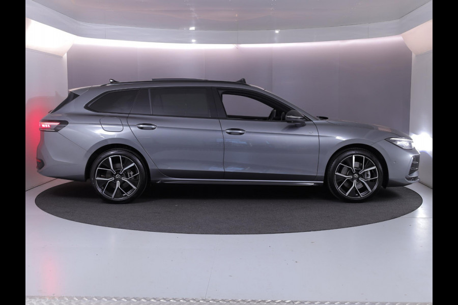 Volkswagen Passat Variant 1.5 eHybrid R-Line Edition 272 pk Automaat (DSG) | Verlengde garantie | Navigatie | Panoramadak | Trekhaak (wegklapbaar) | Parkeersensoren (Park assist) | Rondomzicht camera | Head-up display | Black Style pakket | R-Line |