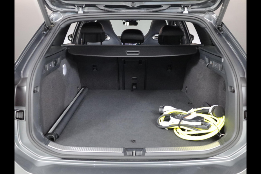 Volkswagen Passat Variant 1.5 eHybrid R-Line Edition 272 pk Automaat (DSG) | Verlengde garantie | Navigatie | Panoramadak | Trekhaak (wegklapbaar) | Parkeersensoren (Park assist) | Rondomzicht camera | Head-up display | Black Style pakket | R-Line |