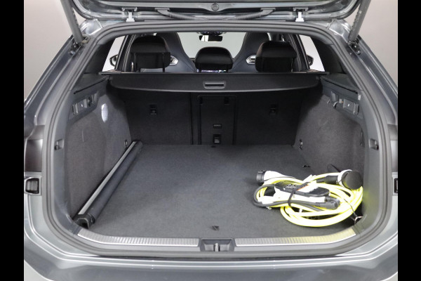 Volkswagen Passat Variant 1.5 eHybrid R-Line Edition 272 pk Automaat (DSG) | Verlengde garantie | Navigatie | Panoramadak | Trekhaak (wegklapbaar) | Parkeersensoren (Park assist) | Rondomzicht camera | Head-up display | Black Style pakket | R-Line |