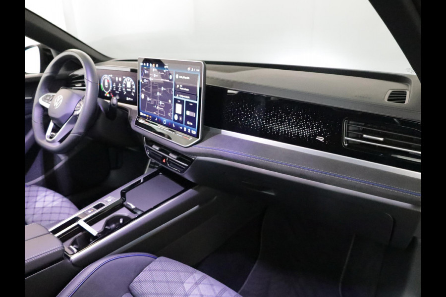 Volkswagen Passat Variant 1.5 eHybrid R-Line Edition 272 pk Automaat (DSG) | Verlengde garantie | Navigatie | Panoramadak | Trekhaak (wegklapbaar) | Parkeersensoren (Park assist) | Rondomzicht camera | Head-up display | Black Style pakket | R-Line |