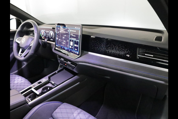 Volkswagen Passat Variant 1.5 eHybrid R-Line Edition 272 pk Automaat (DSG) | Verlengde garantie | Navigatie | Panoramadak | Trekhaak (wegklapbaar) | Parkeersensoren (Park assist) | Rondomzicht camera | Head-up display | Black Style pakket | R-Line |