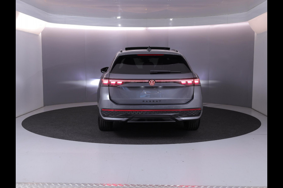 Volkswagen Passat Variant 1.5 eHybrid R-Line Edition 272 pk Automaat (DSG) | Verlengde garantie | Navigatie | Panoramadak | Trekhaak (wegklapbaar) | Parkeersensoren (Park assist) | Rondomzicht camera | Head-up display | Black Style pakket | R-Line |