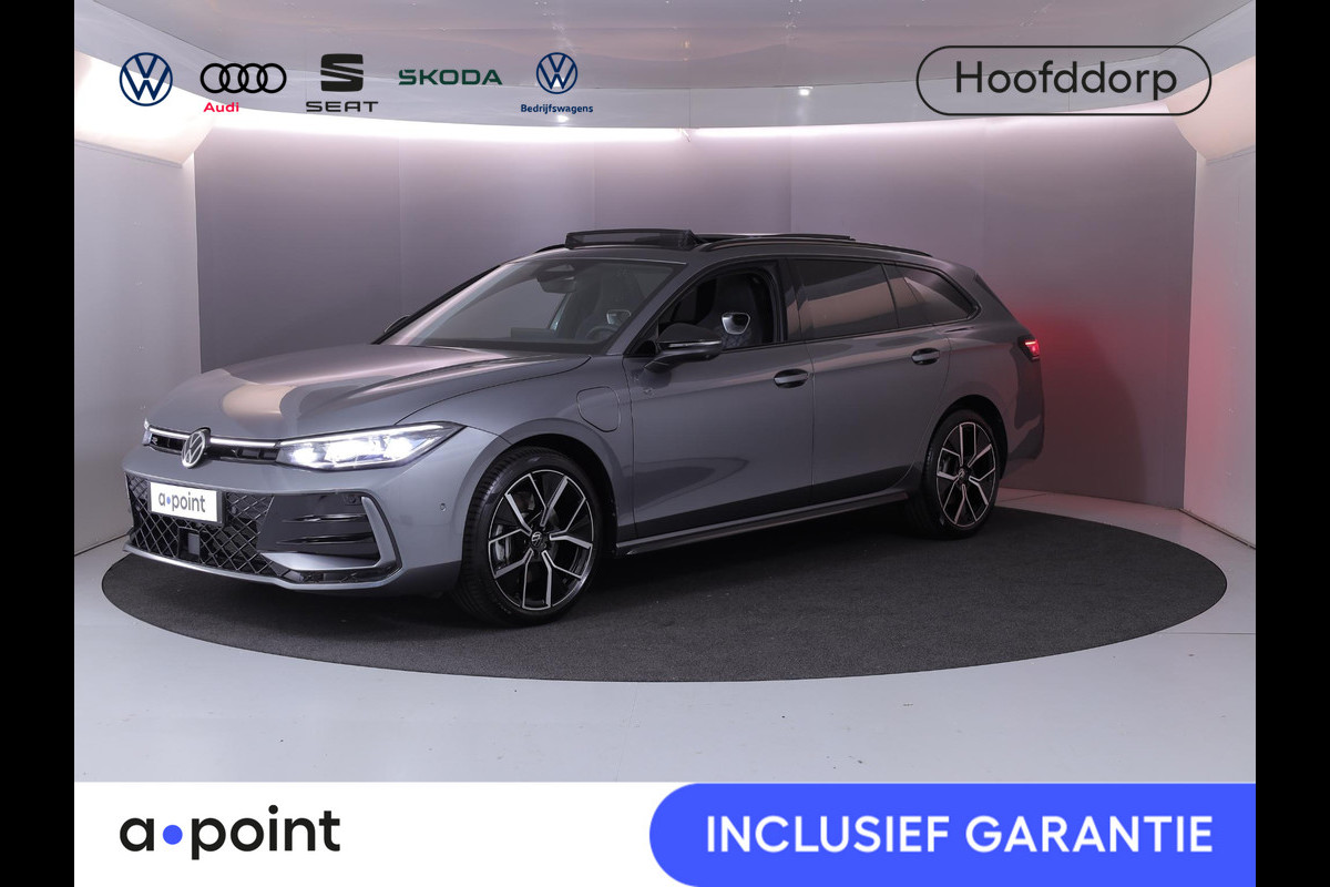 Volkswagen Passat Variant 1.5 eHybrid R-Line Edition 272 pk Automaat (DSG) | Verlengde garantie | Navigatie | Panoramadak | Trekhaak (wegklapbaar) | Parkeersensoren (Park assist) | Rondomzicht camera | Head-up display | Black Style pakket | R-Line |