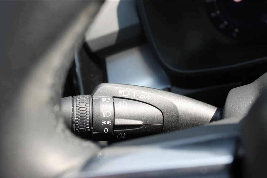 Volvo XC40 2.0 177PK Automaat Plus Black Edition 20" lichtmetalen velgen / Google infotainment / Stoelverwarming en Stuurwielverwarming / Draadloos opladen / Cruise control / Getinte ramen vanaf de B-stijl