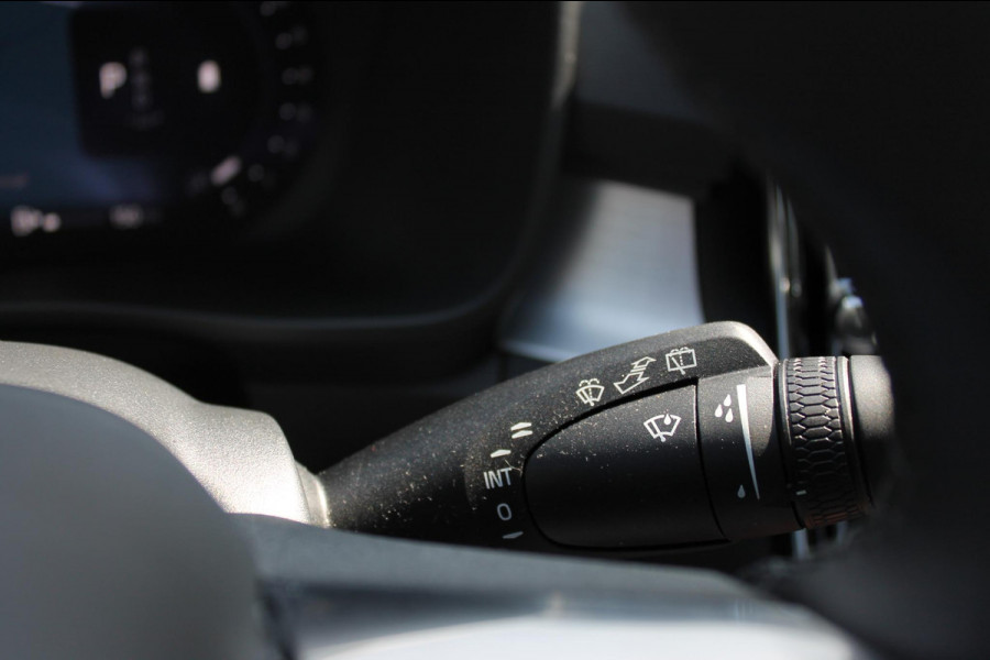 Volvo XC40 2.0 177PK Automaat Plus Black Edition 20" lichtmetalen velgen / Google infotainment / Stoelverwarming en Stuurwielverwarming / Draadloos opladen / Cruise control / Getinte ramen vanaf de B-stijl