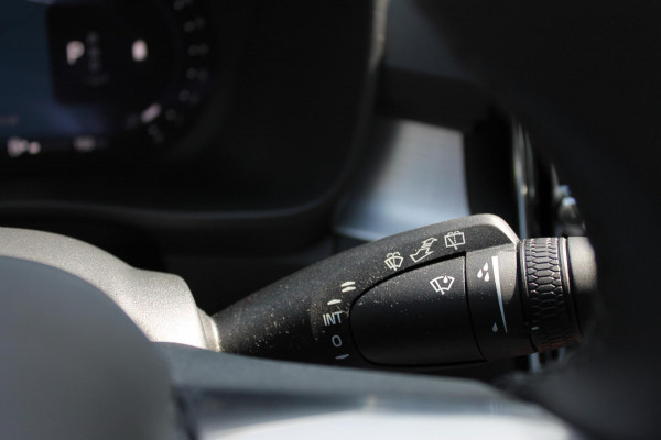 Volvo XC40 2.0 177PK Automaat Plus Black Edition 20" lichtmetalen velgen / Google infotainment / Stoelverwarming en Stuurwielverwarming / Draadloos opladen / Cruise control / Getinte ramen vanaf de B-stijl