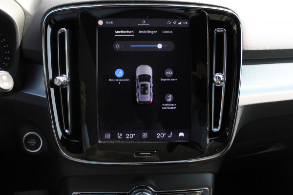 Volvo XC40 2.0 177PK Automaat Plus Black Edition 20" lichtmetalen velgen / Google infotainment / Stoelverwarming en Stuurwielverwarming / Draadloos opladen / Cruise control / Getinte ramen vanaf de B-stijl