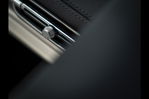Aston Martin DB12 Volante 4.0 V8 | Bowers & Wilkins