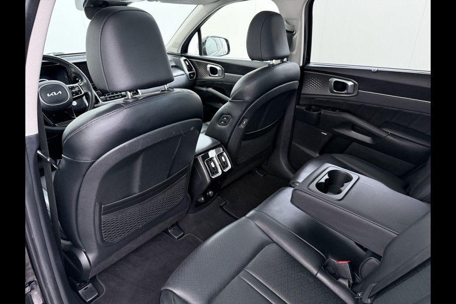 Kia Sorento 1.6T-GDI 230PK Hybrid Aut. 7-Persoons Adap.Cruise Leder Panoramadak Bose®-Audio Stuur+Stoel+Achterbank Verwarming Elek.Stoelen A Elek.Achterklep Keyless Ecc Navi Camera Pdc Privacy Glas Lmv 19" Led DAB Isofix 1e Eigenaar 1.650KG Trekgewicht Origineel Nederlandse Auto