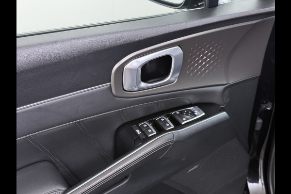 Kia Sorento 1.6T-GDI 230PK Hybrid Aut. 7-Persoons Adap.Cruise Leder Panoramadak Bose®-Audio Stuur+Stoel+Achterbank Verwarming Elek.Stoelen A Elek.Achterklep Keyless Ecc Navi Camera Pdc Privacy Glas Lmv 19" Led DAB Isofix 1e Eigenaar 1.650KG Trekgewicht Origineel Nederlandse Auto