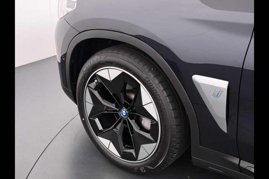 BMW iX3 High Executive 80kWh SOH 96% Panoramadak Sportstoelen Adap.Cruise Harman&Kardon® 360°Camera Head-Up Display Wireless Appel Carpl Elek.Stoelen Memory Stoelverwarming Elek.Achterklep Lmv 20" Privacy Glas DAB Adap.Led Keyless 1e Eigenaar Dealeronderhouden Origineel Nederlandse BMW