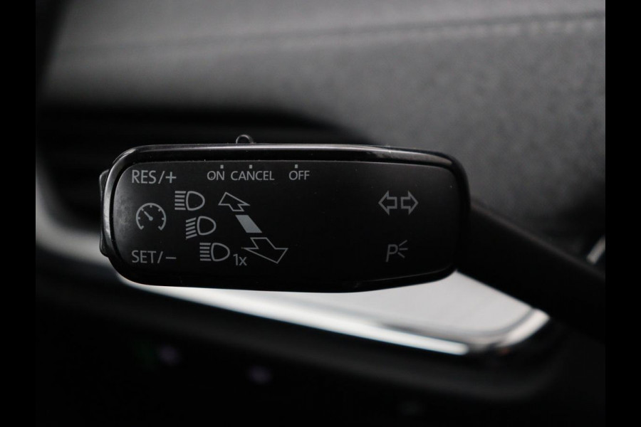 Škoda Enyaq iV 60 | SOH 92,4% | Panoramadak | Stoel/stuur verwarming | Half leder | Adaptive cruise | Carplay | Virtueel dashboard | Sfeerverlichting | Climate control | Camera | Park assist |