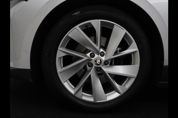 Škoda Enyaq iV 60 | SOH 92,4% | Panoramadak | Stoel/stuur verwarming | Half leder | Adaptive cruise | Carplay | Virtueel dashboard | Sfeerverlichting | Climate control | Camera | Park assist |