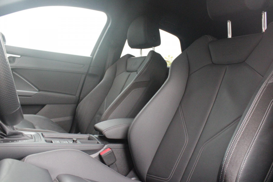 Audi Q3 Sportback 35 TFSI 150PK AUTOMAAT S EDITION | DRAADLOZE APPLE CARPLAY/ANDROID AUTO | ACHTERUITRIJ CAMERA | DODEHOEK DETECTIE | PARKEERSENSOREN VOOR + ACHTER | VIRTUAL COCKPIT | STOEL VERWARMING | ELEKTRISCH BEDIENBARE ACHTERKLEP | S-LINE INTERIEUR/EXTERIEUR | DAB+ RADIO | NAVIGATIE | VOLLEDIG LEDEREN BEKLEDING | DRAADLOZE TELEFOONLADER | KEYLESS ENTRY/START | CRUISE CONTROL | LED MATRIX KOPLAMPEN |