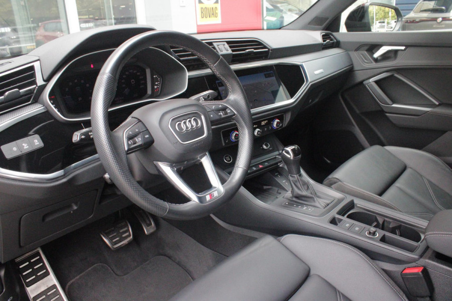 Audi Q3 Sportback 35 TFSI 150PK AUTOMAAT S EDITION | DRAADLOZE APPLE CARPLAY/ANDROID AUTO | ACHTERUITRIJ CAMERA | DODEHOEK DETECTIE | PARKEERSENSOREN VOOR + ACHTER | VIRTUAL COCKPIT | STOEL VERWARMING | ELEKTRISCH BEDIENBARE ACHTERKLEP | S-LINE INTERIEUR/EXTERIEUR | DAB+ RADIO | NAVIGATIE | VOLLEDIG LEDEREN BEKLEDING | DRAADLOZE TELEFOONLADER | KEYLESS ENTRY/START | CRUISE CONTROL | LED MATRIX KOPLAMPEN |