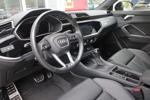 Audi Q3 Sportback 35 TFSI 150PK AUTOMAAT S EDITION | DRAADLOZE APPLE CARPLAY/ANDROID AUTO | ACHTERUITRIJ CAMERA | DODEHOEK DETECTIE | PARKEERSENSOREN VOOR + ACHTER | VIRTUAL COCKPIT | STOEL VERWARMING | ELEKTRISCH BEDIENBARE ACHTERKLEP | S-LINE INTERIEUR/EXTERIEUR | DAB+ RADIO | NAVIGATIE | VOLLEDIG LEDEREN BEKLEDING | DRAADLOZE TELEFOONLADER | KEYLESS ENTRY/START | CRUISE CONTROL | LED MATRIX KOPLAMPEN |