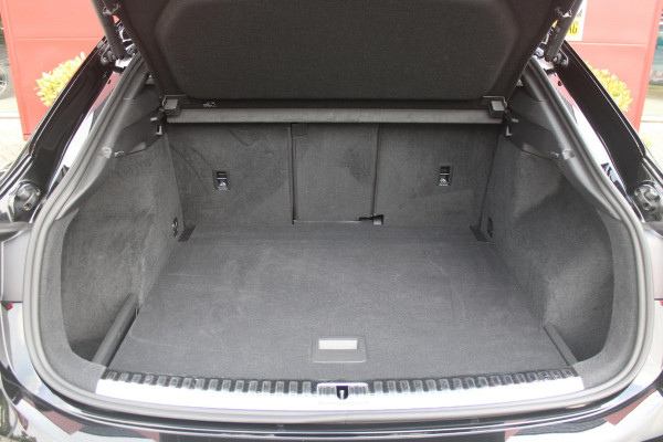 Audi Q3 Sportback 35 TFSI 150PK AUTOMAAT S EDITION | DRAADLOZE APPLE CARPLAY/ANDROID AUTO | ACHTERUITRIJ CAMERA | DODEHOEK DETECTIE | PARKEERSENSOREN VOOR + ACHTER | VIRTUAL COCKPIT | STOEL VERWARMING | ELEKTRISCH BEDIENBARE ACHTERKLEP | S-LINE INTERIEUR/EXTERIEUR | DAB+ RADIO | NAVIGATIE | VOLLEDIG LEDEREN BEKLEDING | DRAADLOZE TELEFOONLADER | KEYLESS ENTRY/START | CRUISE CONTROL | LED MATRIX KOPLAMPEN |