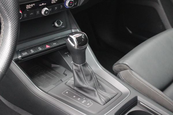Audi Q3 Sportback 35 TFSI 150PK AUTOMAAT S EDITION | DRAADLOZE APPLE CARPLAY/ANDROID AUTO | ACHTERUITRIJ CAMERA | DODEHOEK DETECTIE | PARKEERSENSOREN VOOR + ACHTER | VIRTUAL COCKPIT | STOEL VERWARMING | ELEKTRISCH BEDIENBARE ACHTERKLEP | S-LINE INTERIEUR/EXTERIEUR | DAB+ RADIO | NAVIGATIE | VOLLEDIG LEDEREN BEKLEDING | DRAADLOZE TELEFOONLADER | KEYLESS ENTRY/START | CRUISE CONTROL | LED MATRIX KOPLAMPEN |