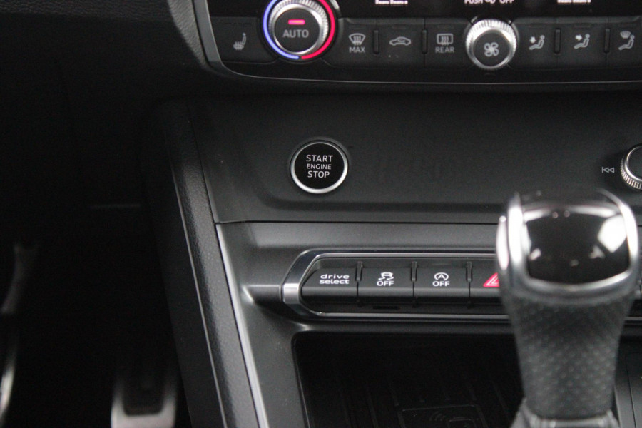 Audi Q3 Sportback 35 TFSI 150PK AUTOMAAT S EDITION | DRAADLOZE APPLE CARPLAY/ANDROID AUTO | ACHTERUITRIJ CAMERA | DODEHOEK DETECTIE | PARKEERSENSOREN VOOR + ACHTER | VIRTUAL COCKPIT | STOEL VERWARMING | ELEKTRISCH BEDIENBARE ACHTERKLEP | S-LINE INTERIEUR/EXTERIEUR | DAB+ RADIO | NAVIGATIE | VOLLEDIG LEDEREN BEKLEDING | DRAADLOZE TELEFOONLADER | KEYLESS ENTRY/START | CRUISE CONTROL | LED MATRIX KOPLAMPEN |