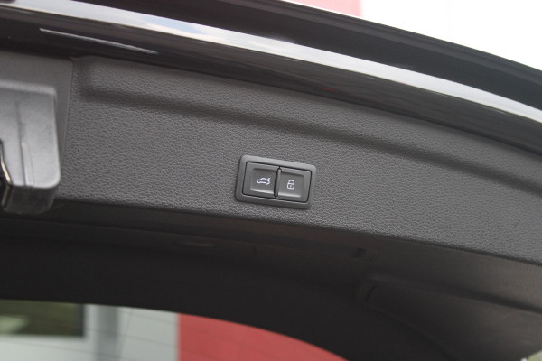 Audi Q3 Sportback 35 TFSI 150PK AUTOMAAT S EDITION | DRAADLOZE APPLE CARPLAY/ANDROID AUTO | ACHTERUITRIJ CAMERA | DODEHOEK DETECTIE | PARKEERSENSOREN VOOR + ACHTER | VIRTUAL COCKPIT | STOEL VERWARMING | ELEKTRISCH BEDIENBARE ACHTERKLEP | S-LINE INTERIEUR/EXTERIEUR | DAB+ RADIO | NAVIGATIE | VOLLEDIG LEDEREN BEKLEDING | DRAADLOZE TELEFOONLADER | KEYLESS ENTRY/START | CRUISE CONTROL | LED MATRIX KOPLAMPEN |
