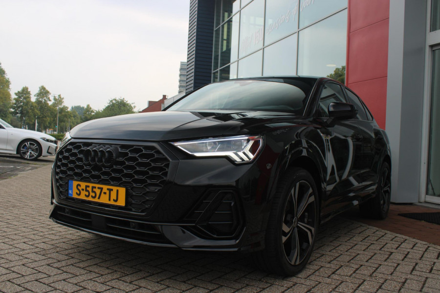 Audi Q3 Sportback 35 TFSI 150PK AUTOMAAT S EDITION | DRAADLOZE APPLE CARPLAY/ANDROID AUTO | ACHTERUITRIJ CAMERA | DODEHOEK DETECTIE | PARKEERSENSOREN VOOR + ACHTER | VIRTUAL COCKPIT | STOEL VERWARMING | ELEKTRISCH BEDIENBARE ACHTERKLEP | S-LINE INTERIEUR/EXTERIEUR | DAB+ RADIO | NAVIGATIE | VOLLEDIG LEDEREN BEKLEDING | DRAADLOZE TELEFOONLADER | KEYLESS ENTRY/START | CRUISE CONTROL | LED MATRIX KOPLAMPEN |