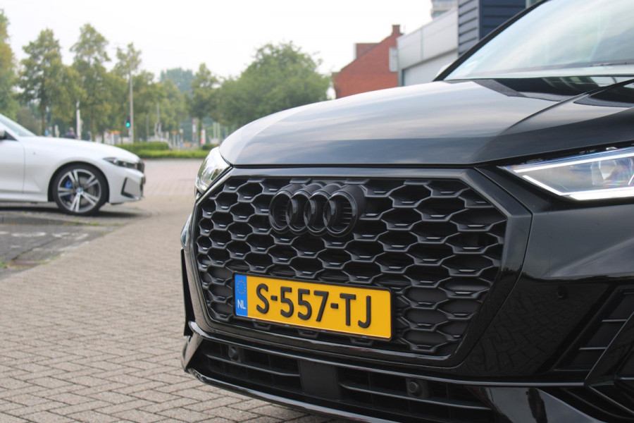 Audi Q3 Sportback 35 TFSI 150PK AUTOMAAT S EDITION | DRAADLOZE APPLE CARPLAY/ANDROID AUTO | ACHTERUITRIJ CAMERA | DODEHOEK DETECTIE | PARKEERSENSOREN VOOR + ACHTER | VIRTUAL COCKPIT | STOEL VERWARMING | ELEKTRISCH BEDIENBARE ACHTERKLEP | S-LINE INTERIEUR/EXTERIEUR | DAB+ RADIO | NAVIGATIE | VOLLEDIG LEDEREN BEKLEDING | DRAADLOZE TELEFOONLADER | KEYLESS ENTRY/START | CRUISE CONTROL | LED MATRIX KOPLAMPEN |