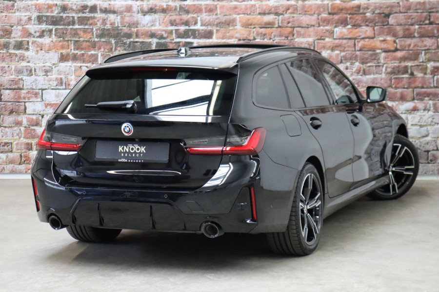 BMW 3 Serie Touring 330e High Executive M Sport Pakket Automaat / SoH 98% / Facelift / Widescreen / Panoramadak / Hifi / Adaptieve LED-koplamp / Driving Assistant / Live Cockpit Professional / DAB / 18 Inch / Leder / Extra Getint Glas / Stoelverwarming / Achteruitrijcamera / Shadow Line / Grootlichtassistent / Active Protection
