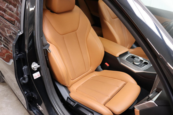 BMW 3 Serie Touring 330e High Executive M Sport Pakket Automaat / SoH 98% / Facelift / Widescreen / Panoramadak / Hifi / Adaptieve LED-koplamp / Driving Assistant / Live Cockpit Professional / DAB / 18 Inch / Leder / Extra Getint Glas / Stoelverwarming / Achteruitrijcamera / Shadow Line / Grootlichtassistent / Active Protection