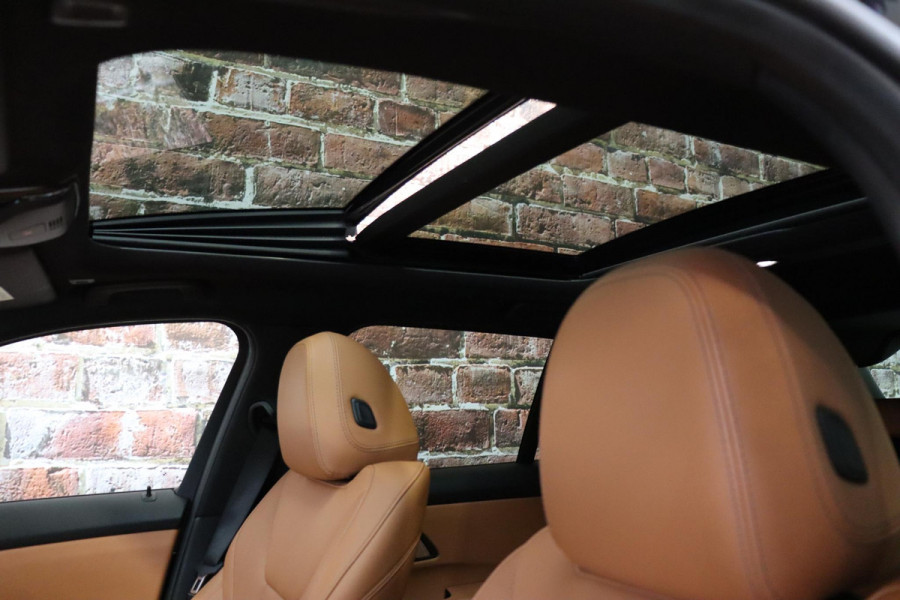 BMW 3 Serie Touring 330e High Executive M Sport Pakket Automaat / SoH 98% / Facelift / Widescreen / Panoramadak / Hifi / Adaptieve LED-koplamp / Driving Assistant / Live Cockpit Professional / DAB / 18 Inch / Leder / Extra Getint Glas / Stoelverwarming / Achteruitrijcamera / Shadow Line / Grootlichtassistent / Active Protection