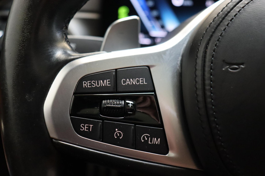 BMW 3 Serie Touring 330e High Executive M Sport Pakket Automaat / SoH 98% / Facelift / Widescreen / Panoramadak / Hifi / Adaptieve LED-koplamp / Driving Assistant / Live Cockpit Professional / DAB / 18 Inch / Leder / Extra Getint Glas / Stoelverwarming / Achteruitrijcamera / Shadow Line / Grootlichtassistent / Active Protection