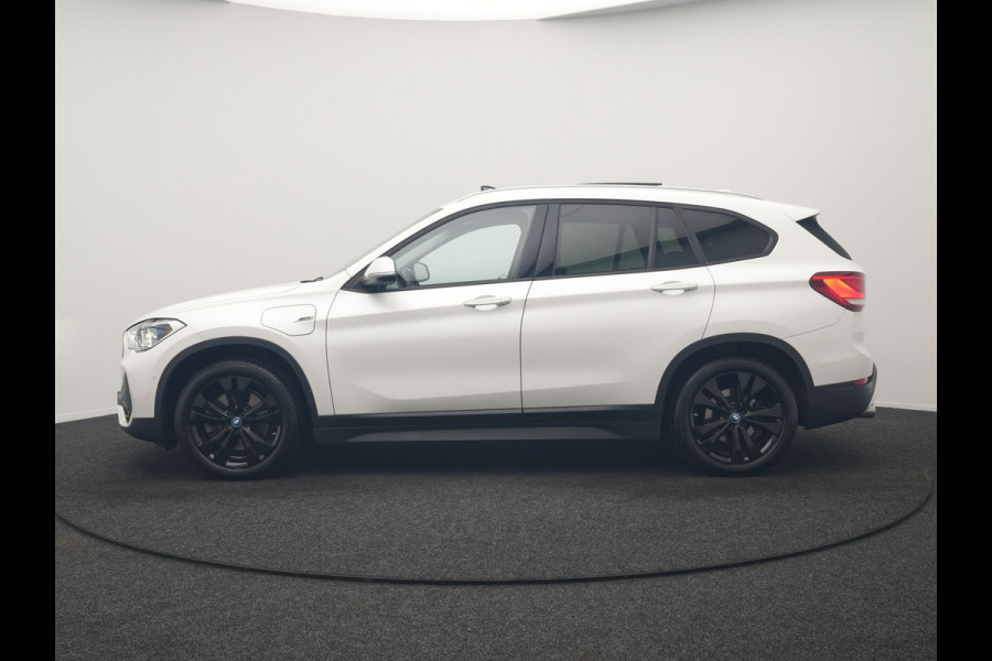 BMW X1 xDrive25e Advantage PHEV 221pk Dealer O.H. | Trekhaak Afn. | Panodak | Head Up | Camera | Harman / Kardon | Lederen Comfortzetels Verwarmd | Navigatie | DAB | Plug In Hybrid |