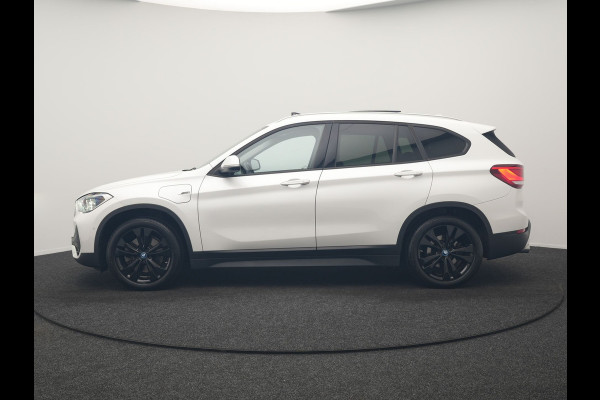BMW X1 xDrive25e Advantage PHEV 221pk Dealer O.H. | Trekhaak Afn. | Panodak | Head Up | Camera | Harman / Kardon | Lederen Comfortzetels Verwarmd | Navigatie | DAB | Plug In Hybrid |