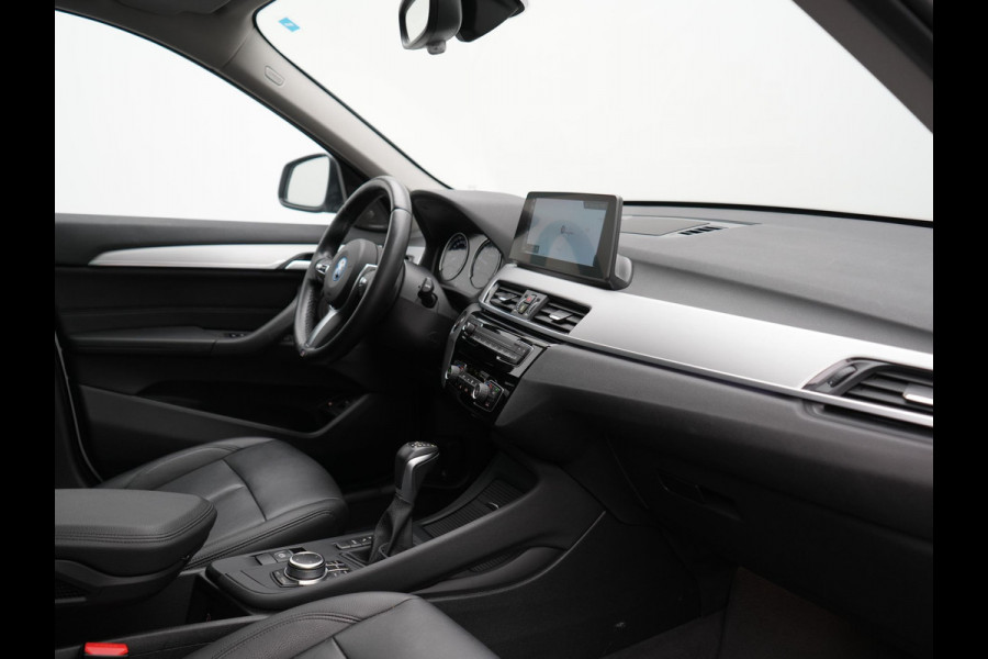 BMW X1 xDrive25e Advantage PHEV 221pk Dealer O.H. | Trekhaak Afn. | Panodak | Head Up | Camera | Harman / Kardon | Lederen Comfortzetels Verwarmd | Navigatie | DAB | Plug In Hybrid |