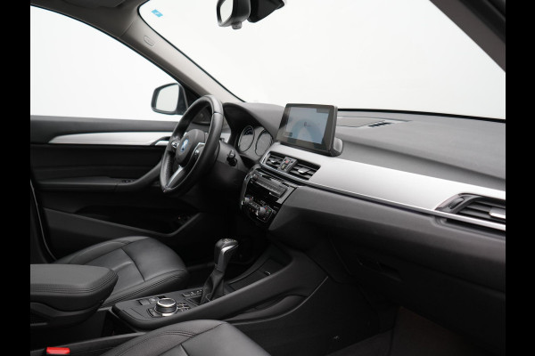 BMW X1 xDrive25e Advantage PHEV 221pk Dealer O.H. | Trekhaak Afn. | Panodak | Head Up | Camera | Harman / Kardon | Lederen Comfortzetels Verwarmd | Navigatie | DAB | Plug In Hybrid |