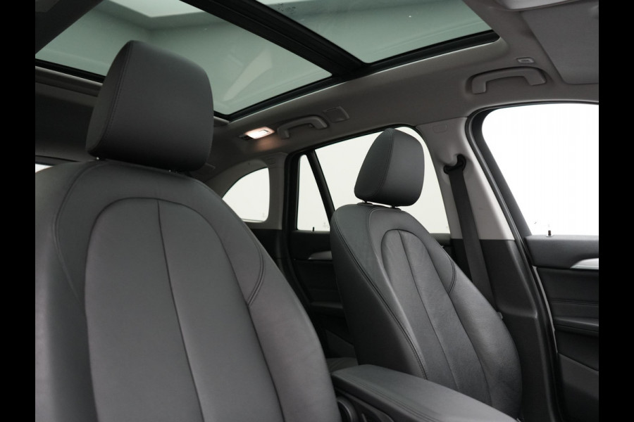 BMW X1 xDrive25e Advantage PHEV 221pk Dealer O.H. | Trekhaak Afn. | Panodak | Head Up | Camera | Harman / Kardon | Lederen Comfortzetels Verwarmd | Navigatie | DAB | Plug In Hybrid |