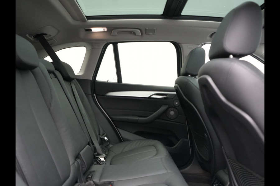 BMW X1 xDrive25e Advantage PHEV 221pk Dealer O.H. | Trekhaak Afn. | Panodak | Head Up | Camera | Harman / Kardon | Lederen Comfortzetels Verwarmd | Navigatie | DAB | Plug In Hybrid |
