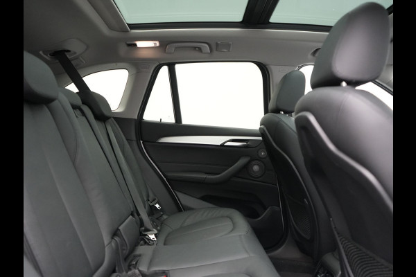BMW X1 xDrive25e Advantage PHEV 221pk Dealer O.H. | Trekhaak Afn. | Panodak | Head Up | Camera | Harman / Kardon | Lederen Comfortzetels Verwarmd | Navigatie | DAB | Plug In Hybrid |
