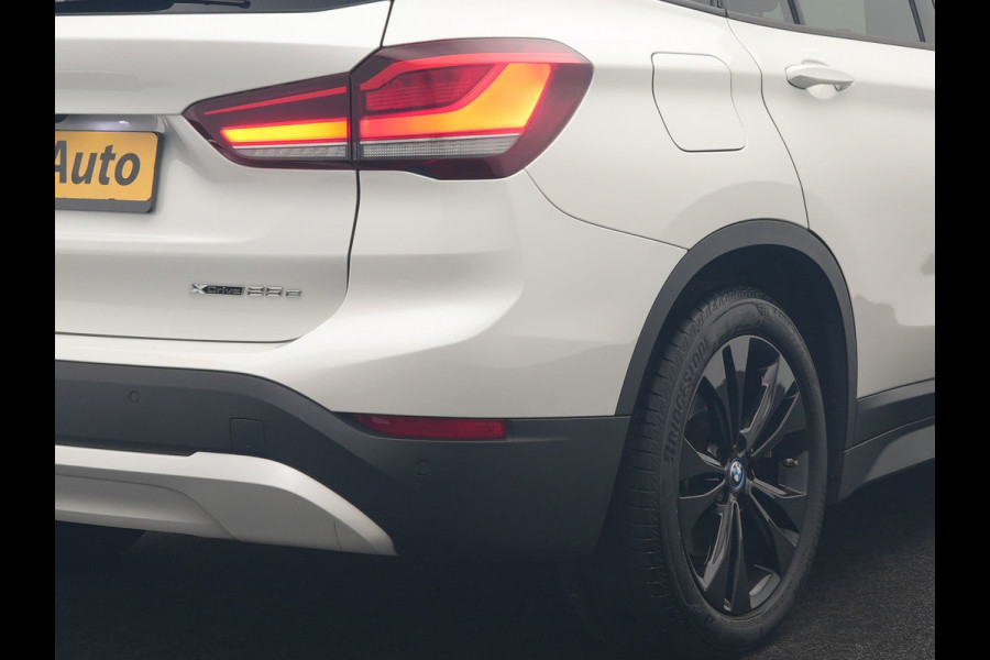 BMW X1 xDrive25e Advantage PHEV 221pk Dealer O.H. | Trekhaak Afn. | Panodak | Head Up | Camera | Harman / Kardon | Lederen Comfortzetels Verwarmd | Navigatie | DAB | Plug In Hybrid |