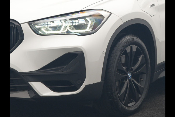BMW X1 xDrive25e Advantage PHEV 221pk Dealer O.H. | Trekhaak Afn. | Panodak | Head Up | Camera | Harman / Kardon | Lederen Comfortzetels Verwarmd | Navigatie | DAB | Plug In Hybrid |