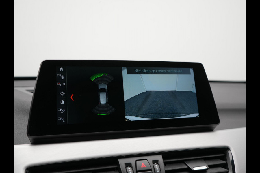 BMW X1 xDrive25e Advantage PHEV 221pk Dealer O.H. | Trekhaak Afn. | Panodak | Head Up | Camera | Harman / Kardon | Lederen Comfortzetels Verwarmd | Navigatie | DAB | Plug In Hybrid |