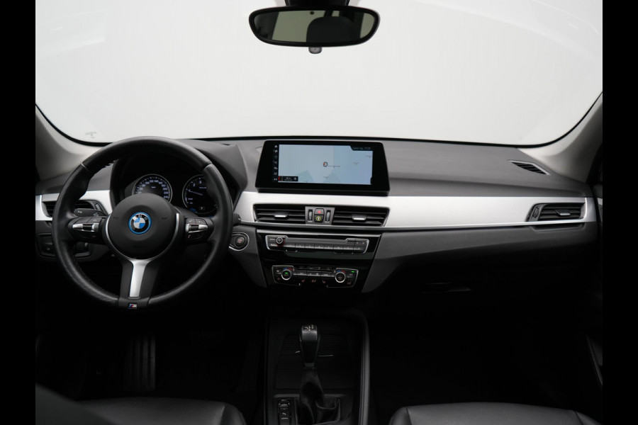 BMW X1 xDrive25e Advantage PHEV 221pk Dealer O.H. | Trekhaak Afn. | Panodak | Head Up | Camera | Harman / Kardon | Lederen Comfortzetels Verwarmd | Navigatie | DAB | Plug In Hybrid |
