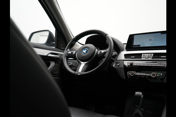 BMW X1 xDrive25e Advantage PHEV 221pk Dealer O.H. | Trekhaak Afn. | Panodak | Head Up | Camera | Harman / Kardon | Lederen Comfortzetels Verwarmd | Navigatie | DAB | Plug In Hybrid |