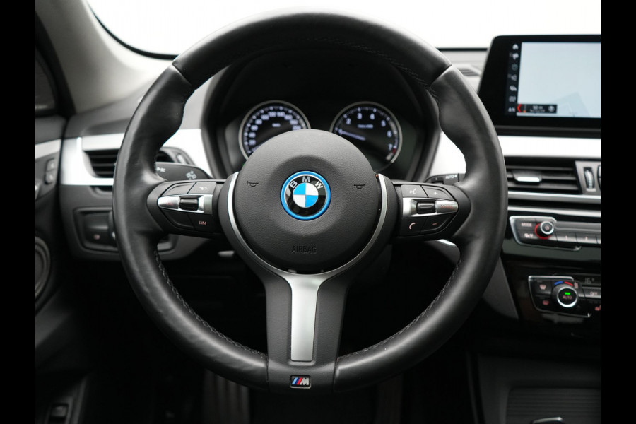 BMW X1 xDrive25e Advantage PHEV 221pk Dealer O.H. | Trekhaak Afn. | Panodak | Head Up | Camera | Harman / Kardon | Lederen Comfortzetels Verwarmd | Navigatie | DAB | Plug In Hybrid |
