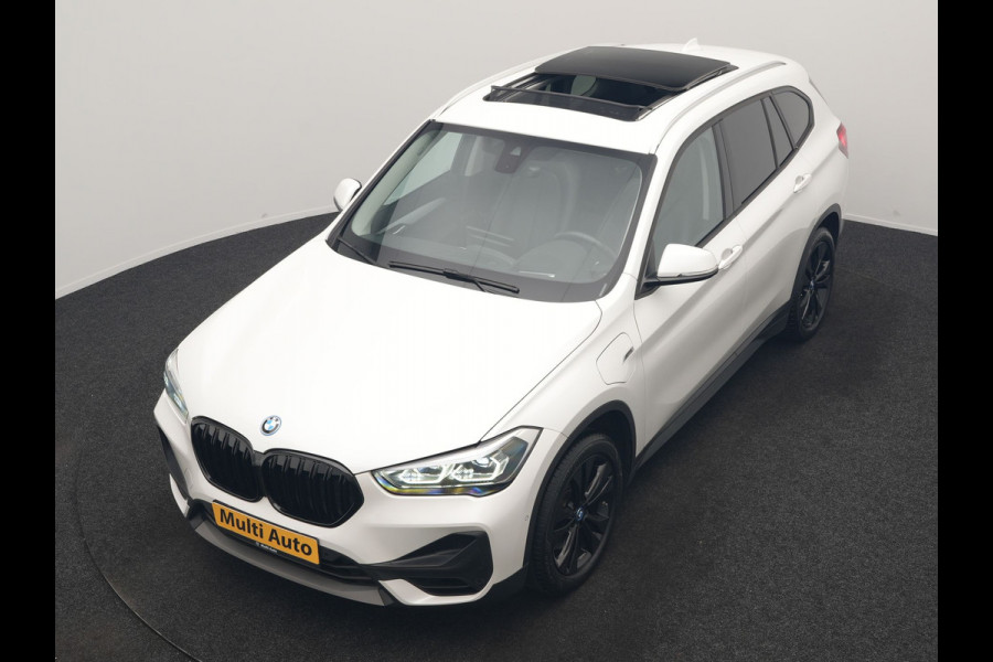 BMW X1 xDrive25e Advantage PHEV 221pk Dealer O.H. | Trekhaak Afn. | Panodak | Head Up | Camera | Harman / Kardon | Lederen Comfortzetels Verwarmd | Navigatie | DAB | Plug In Hybrid |