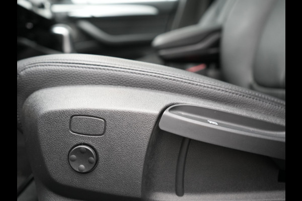 BMW X1 xDrive25e Advantage PHEV 221pk Dealer O.H. | Trekhaak Afn. | Panodak | Head Up | Camera | Harman / Kardon | Lederen Comfortzetels Verwarmd | Navigatie | DAB | Plug In Hybrid |