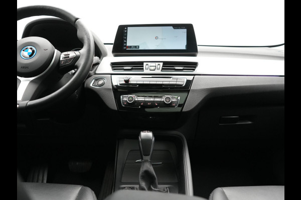 BMW X1 xDrive25e Advantage PHEV 221pk Dealer O.H. | Trekhaak Afn. | Panodak | Head Up | Camera | Harman / Kardon | Lederen Comfortzetels Verwarmd | Navigatie | DAB | Plug In Hybrid |